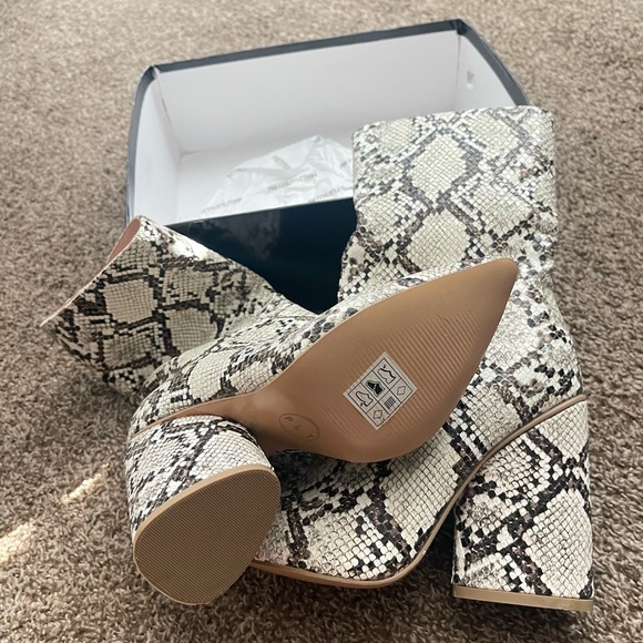 Ankle high snake booties - Picture 2 of 2